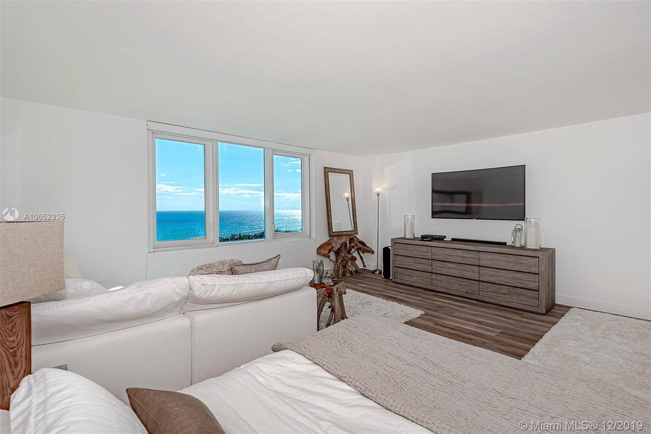2301 Collins Ave - Photo 1