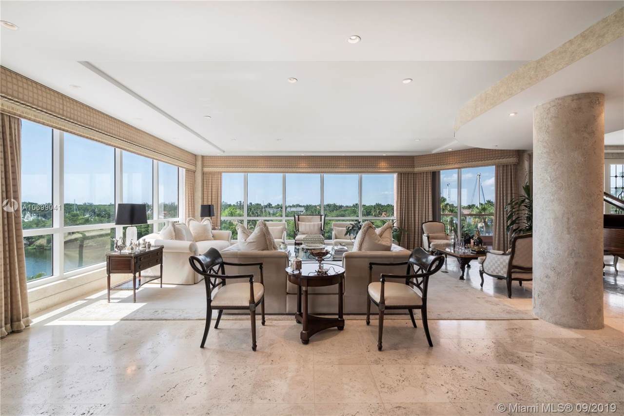 10 Edgewater Dr - Photo 1