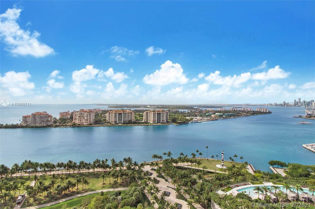 300 Pointe Dr - Photo 1
