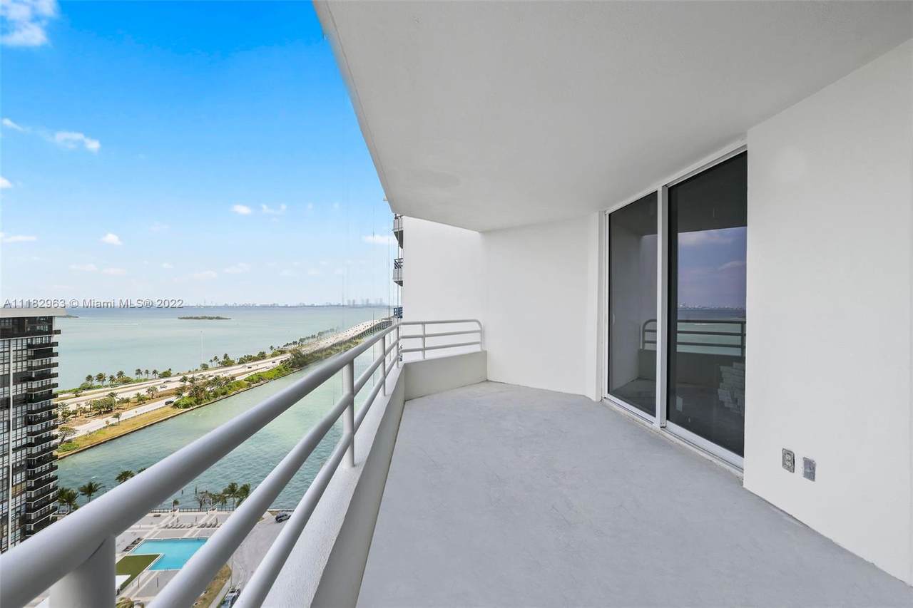 555 34th St - Photo 1