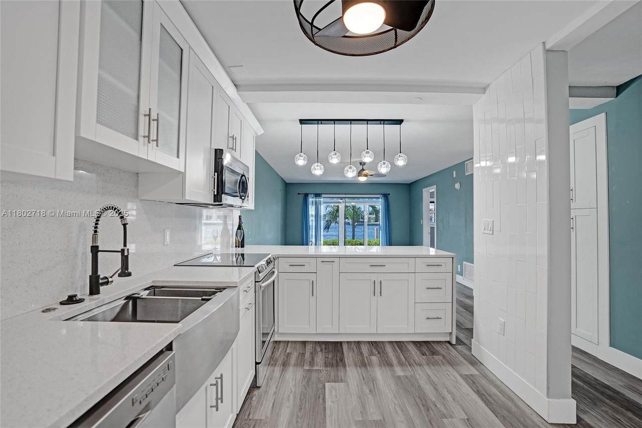 901 Riverside Dr - Photo 1