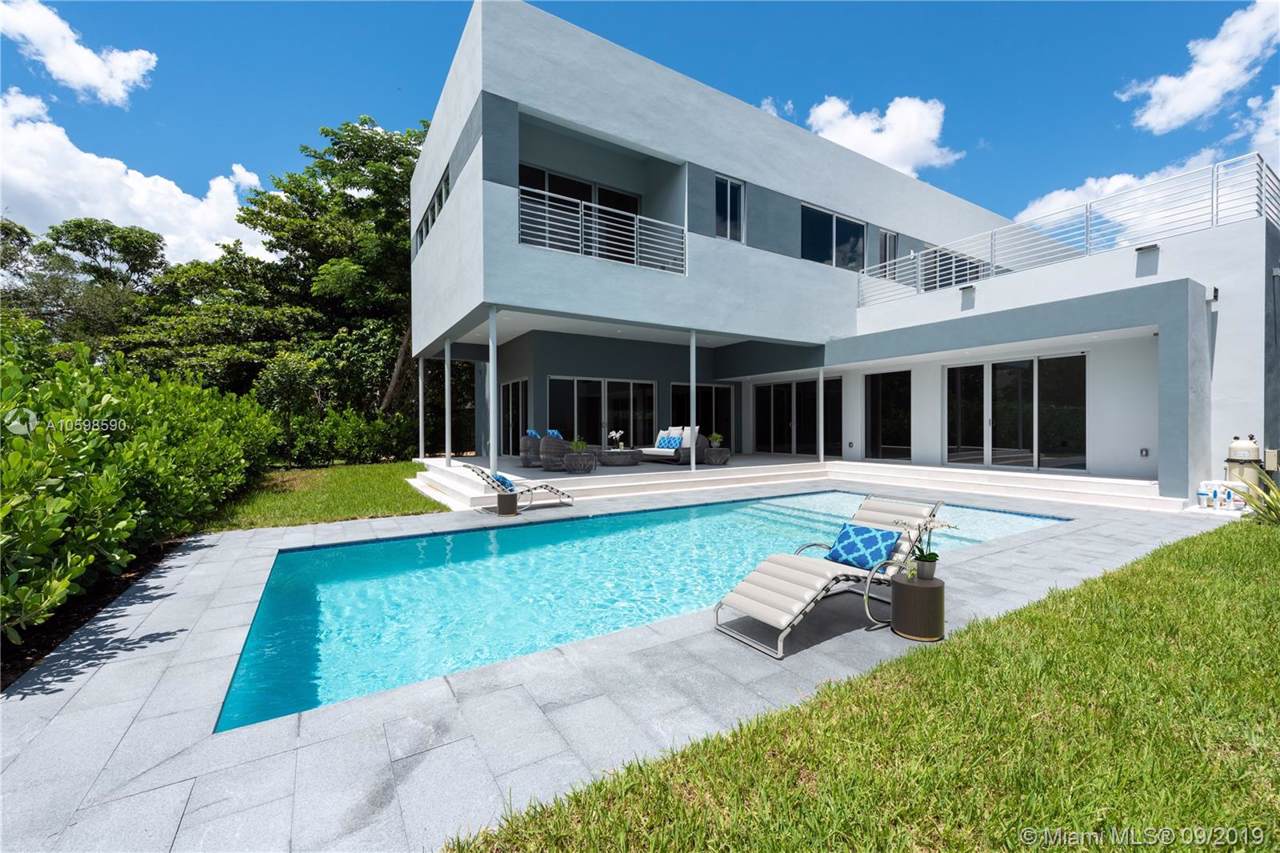 5490 80 St - Photo 1