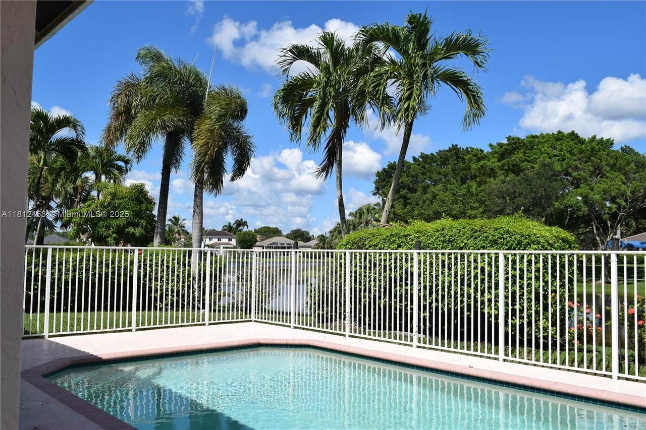 991 Crestview Cir - Photo 1