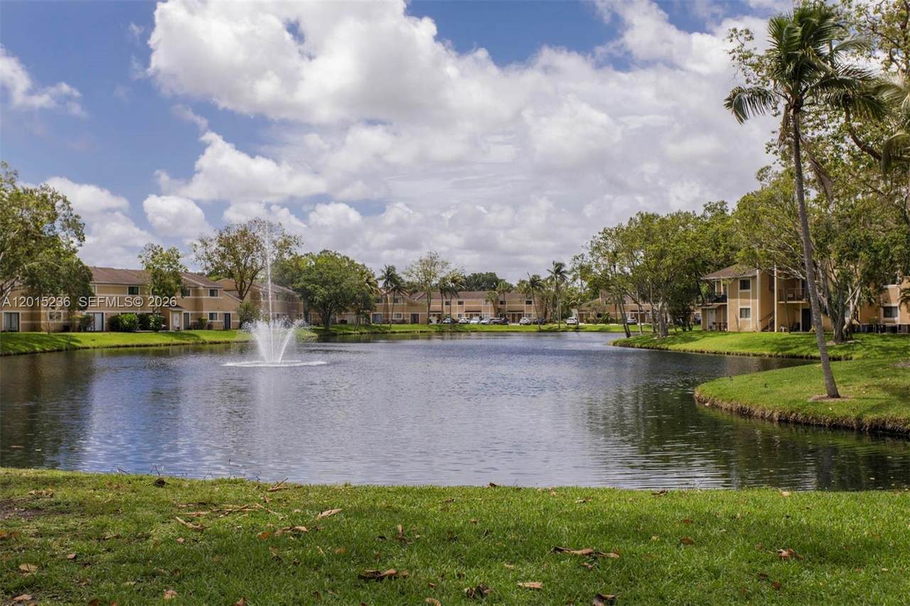 400 Palm Cir W - Photo 1