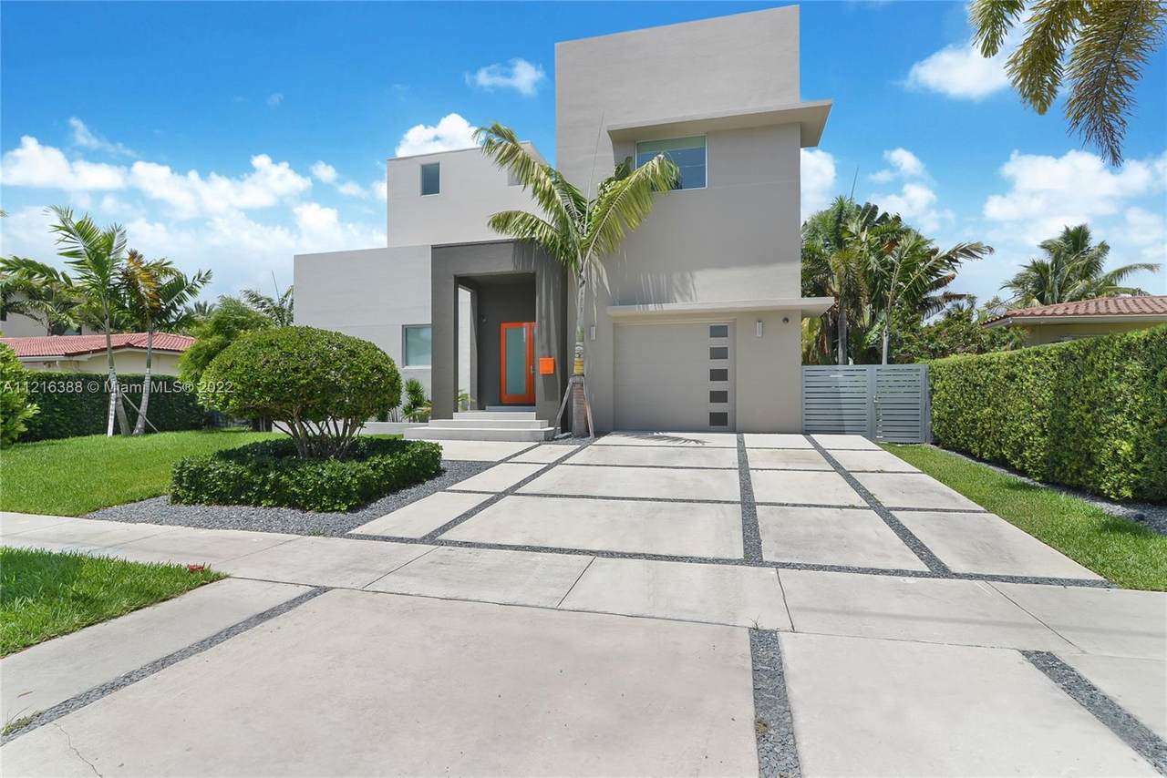 12940 Bayshore Dr - Photo 1