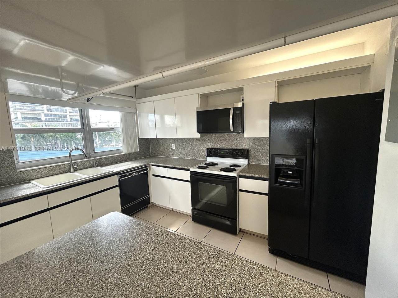 1825 Ocean Dr - Photo 1