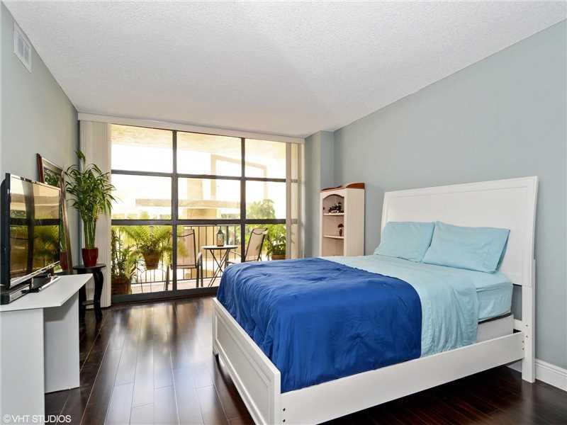 600 Parkview Dr #323, Hallandale, FL 33009 (MLS #A10155122) :: United Realty Group