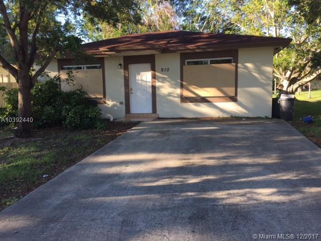 910 7th Pl - Photo 1