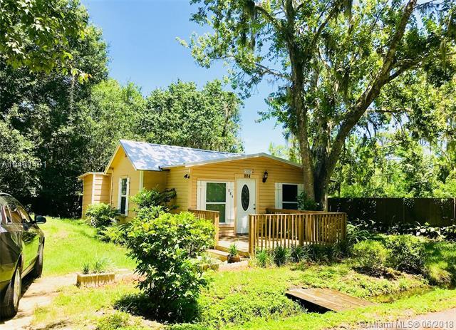 884 Alexander St - Photo 1