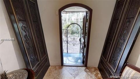 915 Valencia - Photo 1