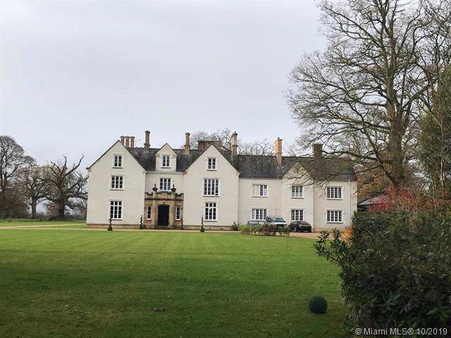 MOUNTYS COURT London - Photo 1