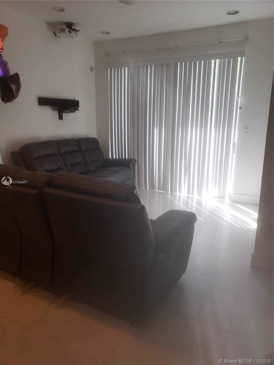 10246 72nd St - Photo 1