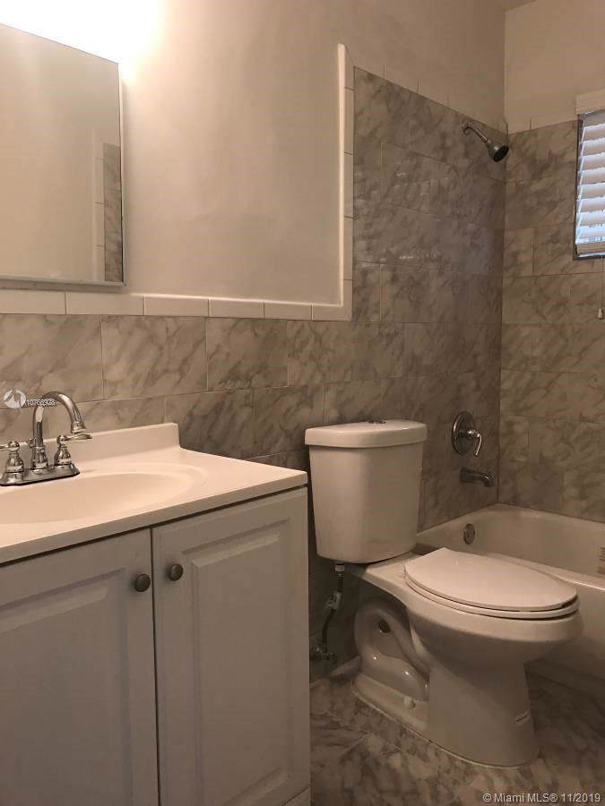 1098 34th Ct - Photo 1