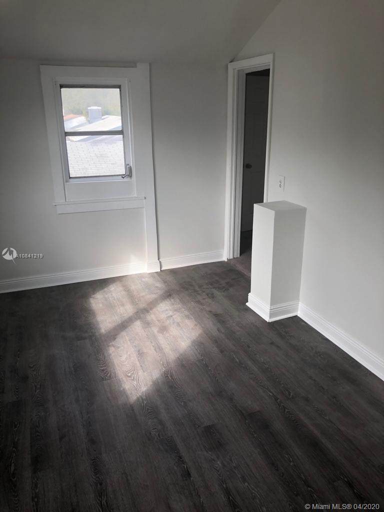 421 44th St - Photo 1
