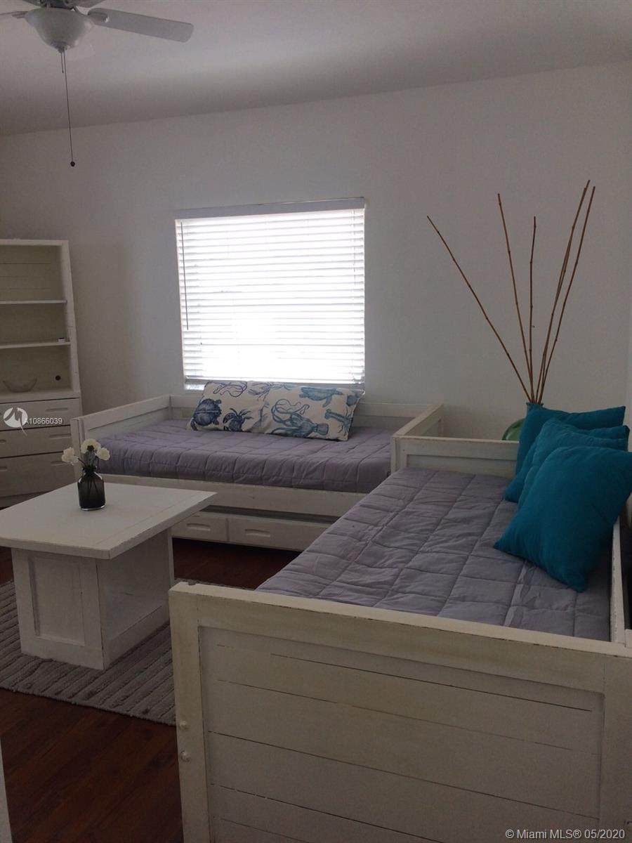 215 30th St - Photo 1