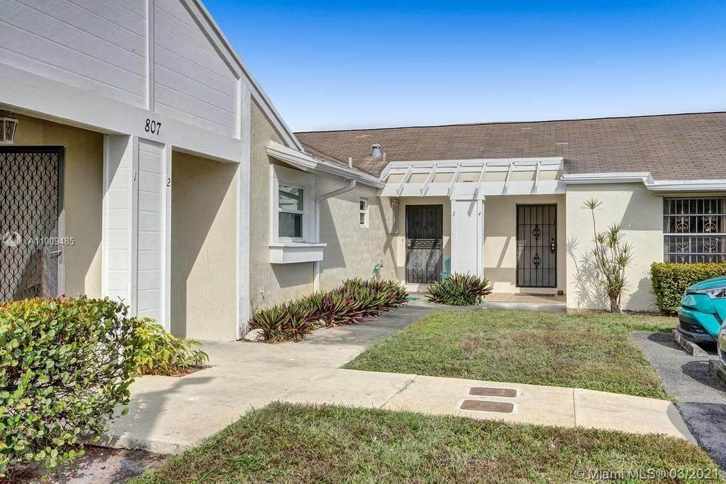 807 214th Ln - Photo 1