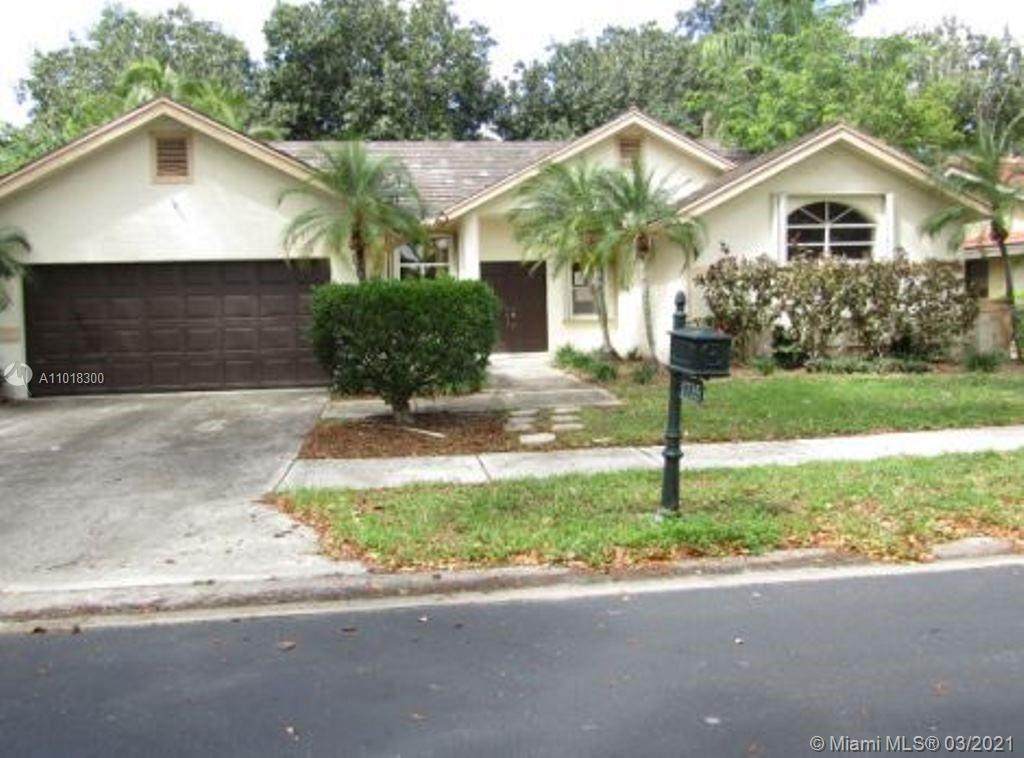 1735 Lakeshore Cir - Photo 1