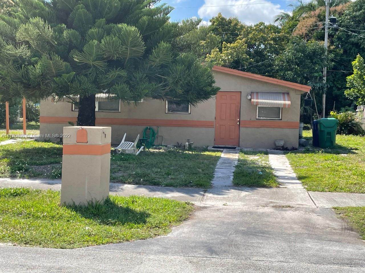 921 33rd Dr - Photo 1