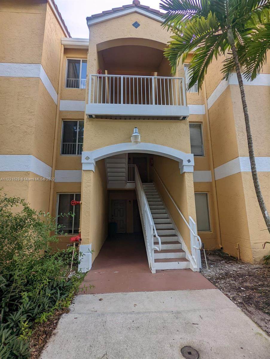 2400 33 St - Photo 1