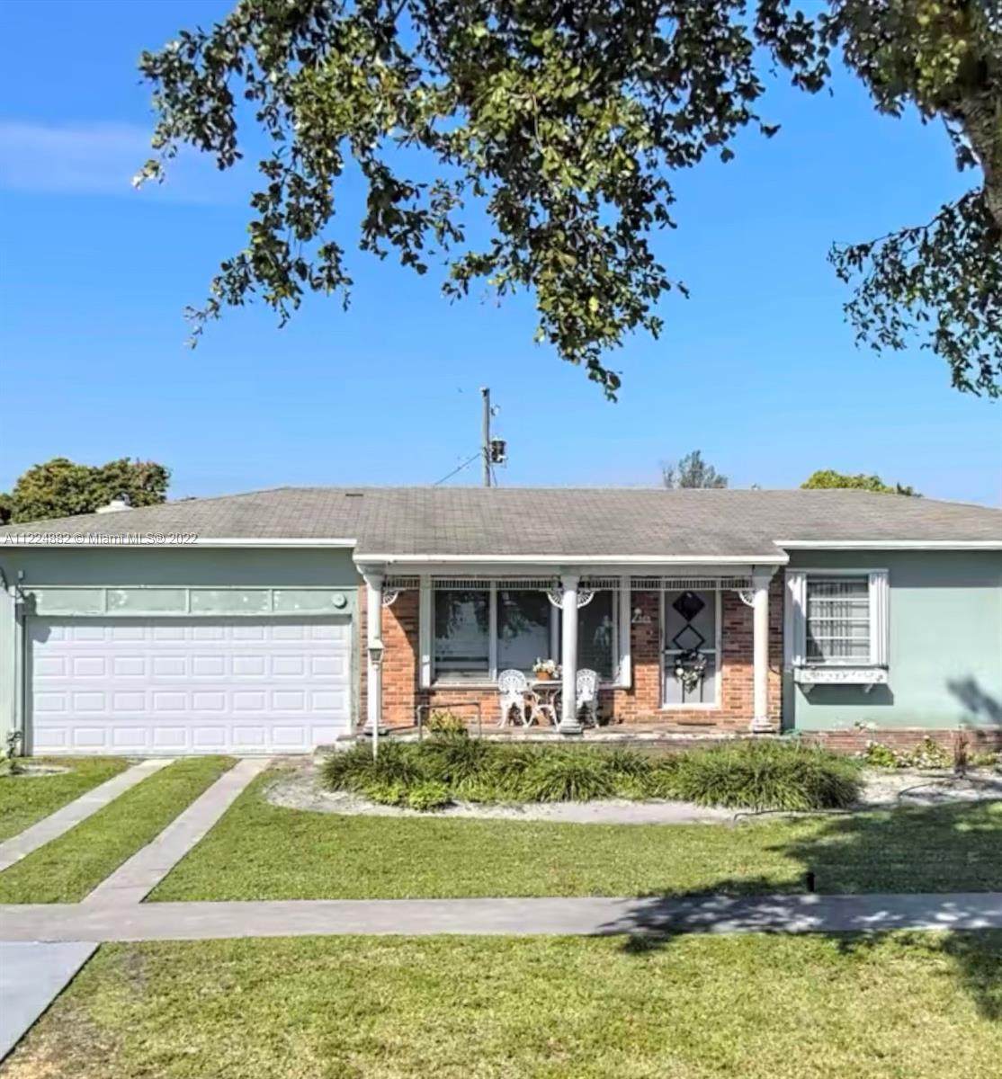 585 50 St - Photo 1