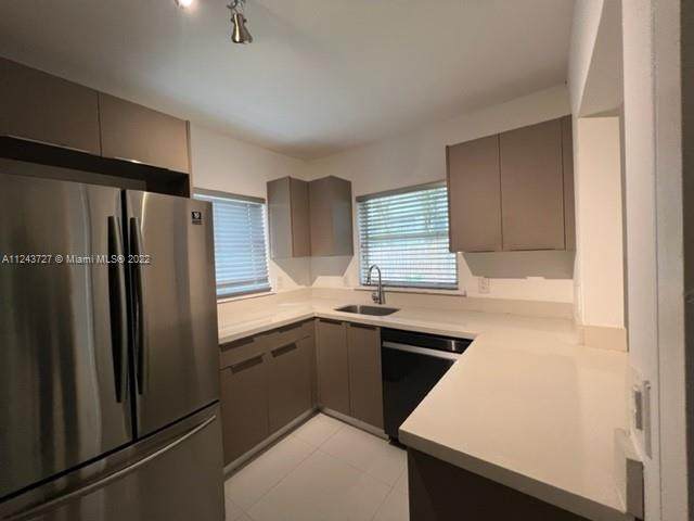 833 39th St - Photo 1