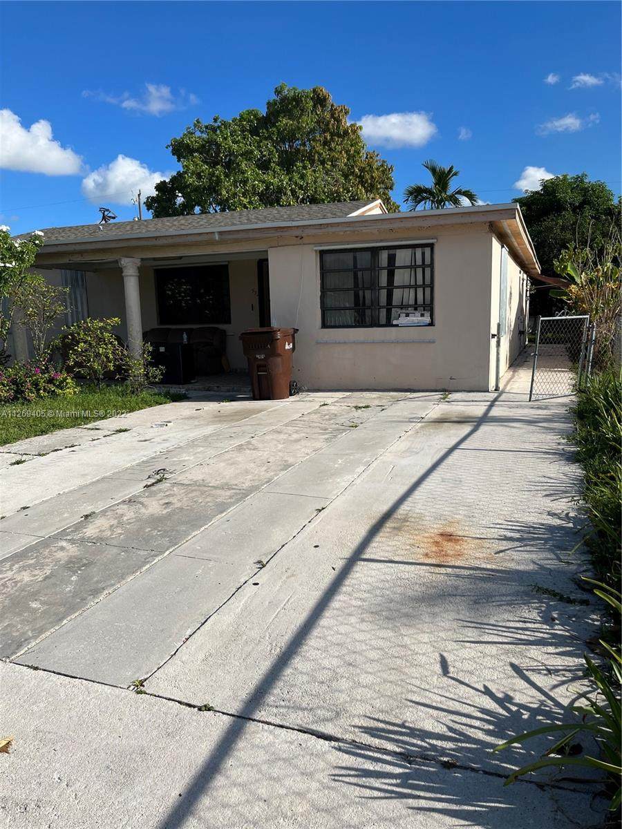 932 32nd St - Photo 1