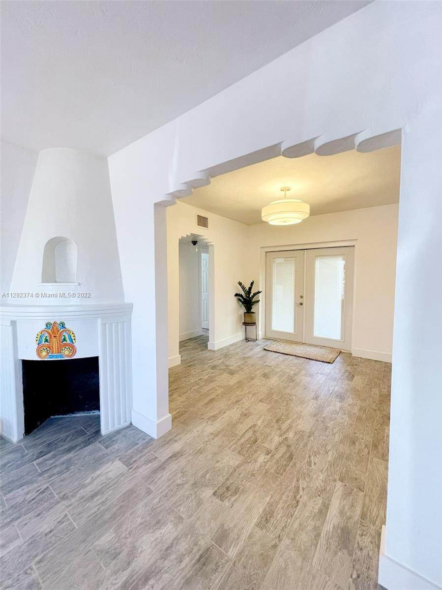 1040 Lenox Ave - Photo 1