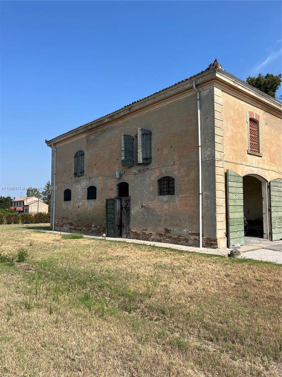 894 Via Comacchio - Photo 1
