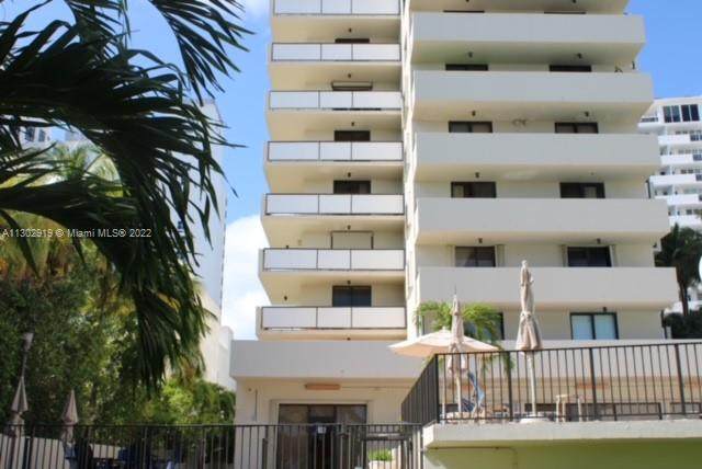 1621 Collins Ave - Photo 1