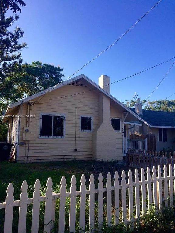3305 Pinewood Ave - Photo 1