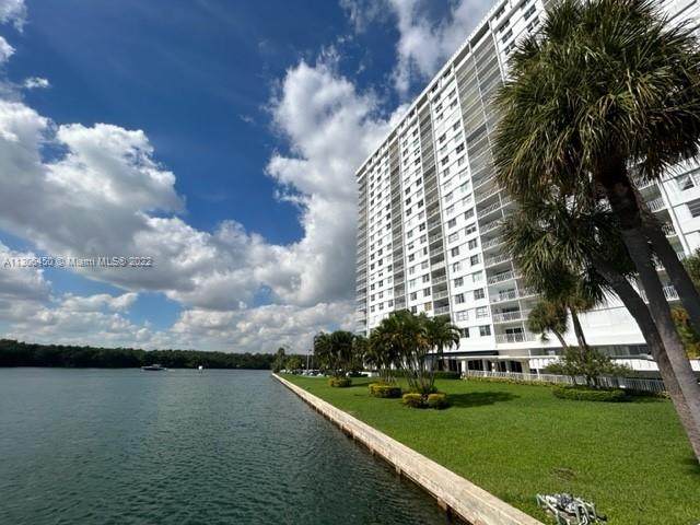 500 Bayview Dr - Photo 1