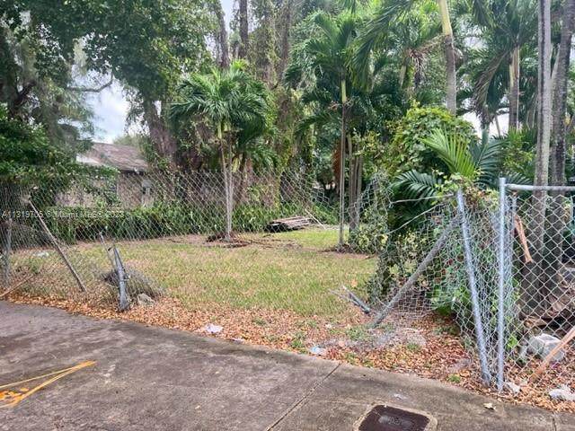 1520 46th St - Photo 1
