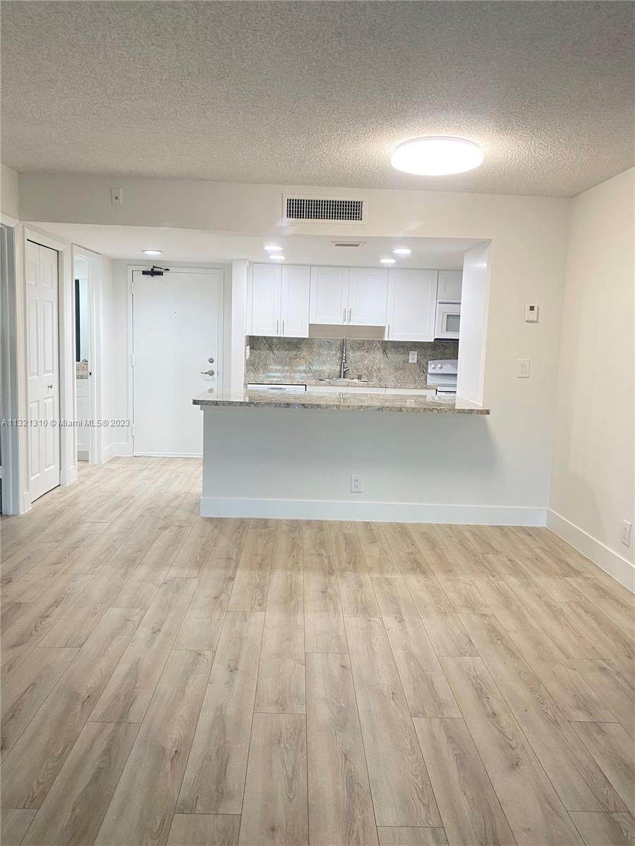 240 Lakeview Dr - Photo 1