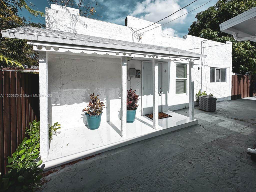 551 41st St - Photo 1