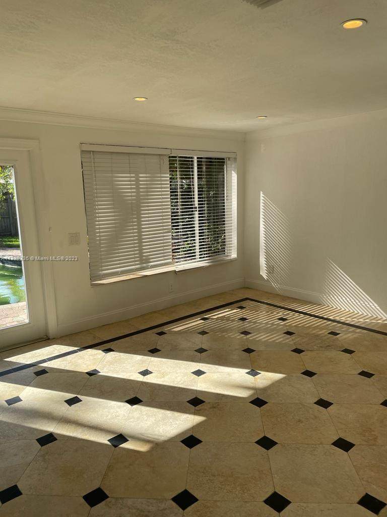 1214 Lincoln St - Photo 1