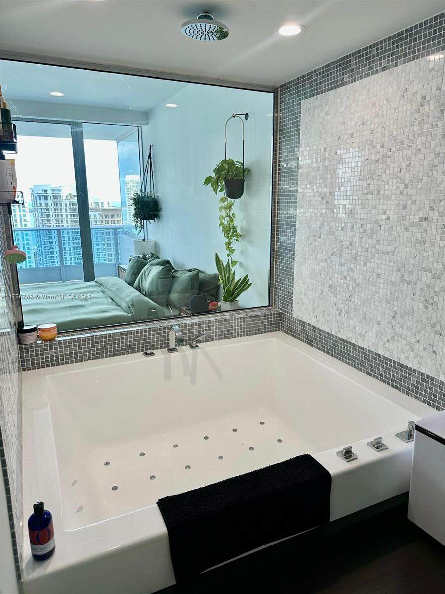 https://bt-photos.global.ssl.fastly.net/miami/1280_boomver_2_A11796788-2.jpg