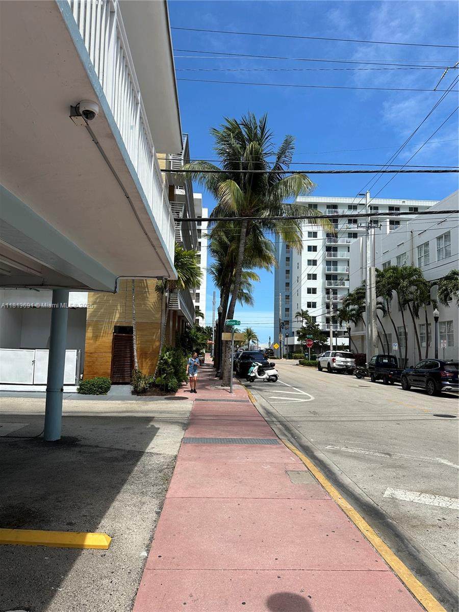 401 Collins Ave - Photo 1