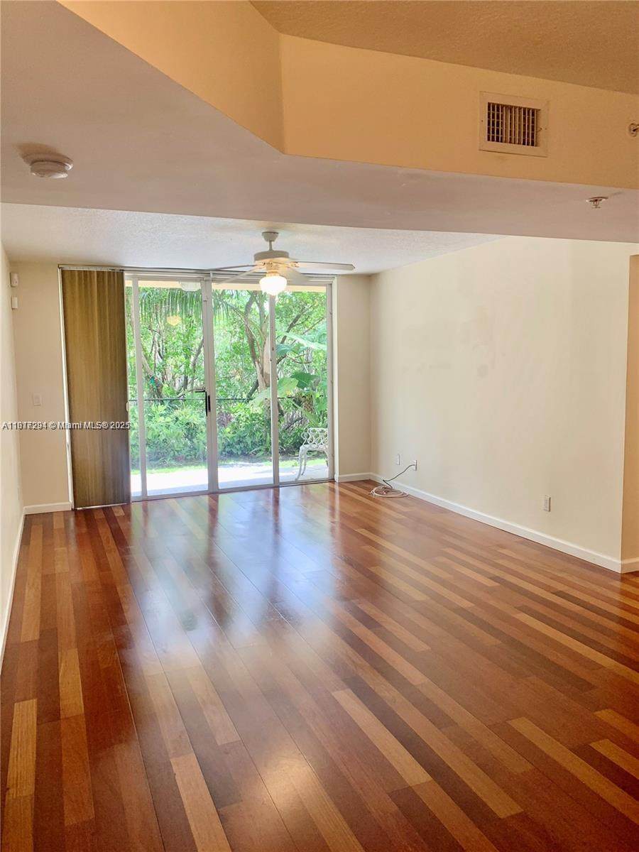 529 Sheridan St - Photo 1