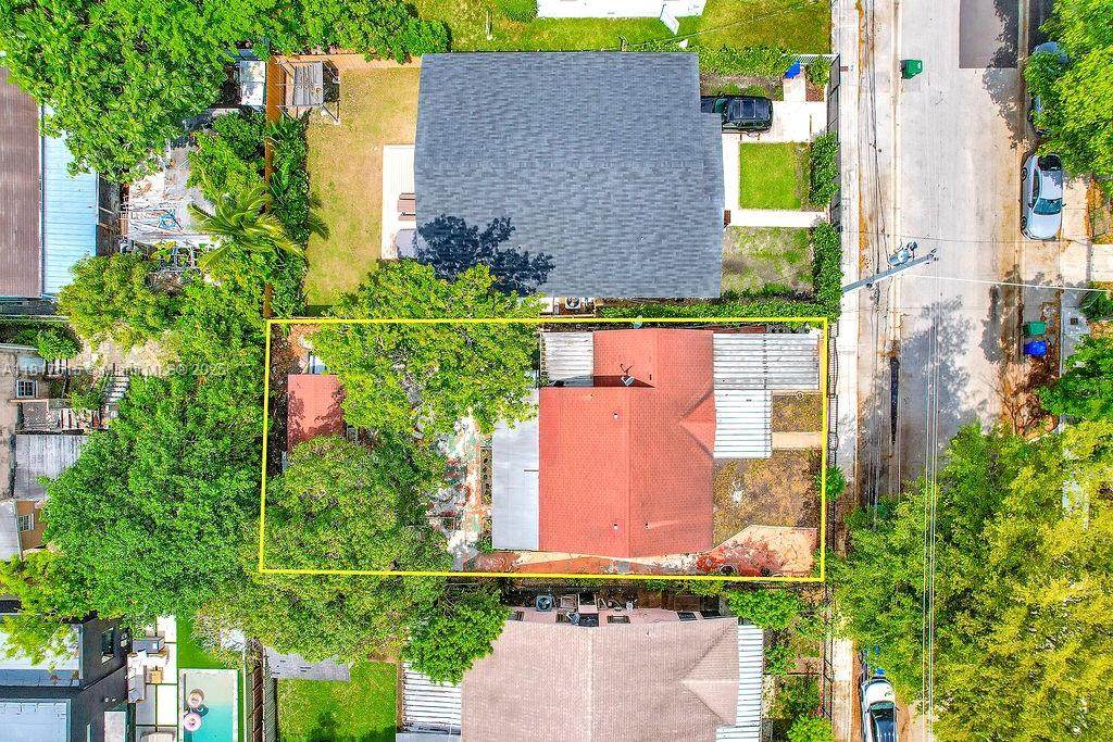 250 43rd St - Photo 1