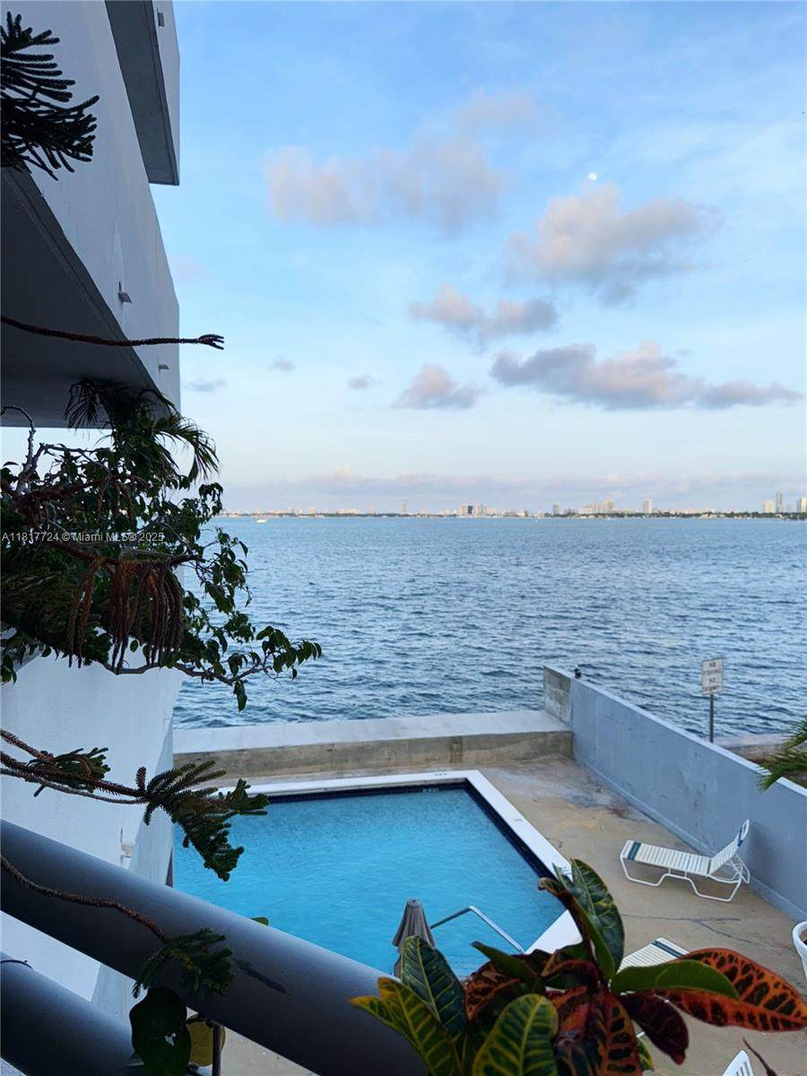 555 30 St - Photo 1