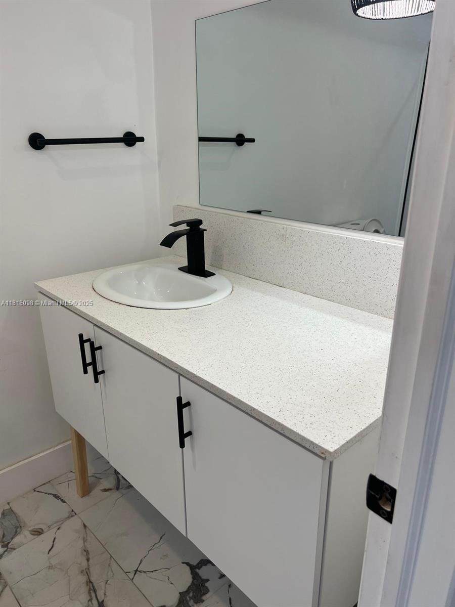 453 25th Ct - Photo 1