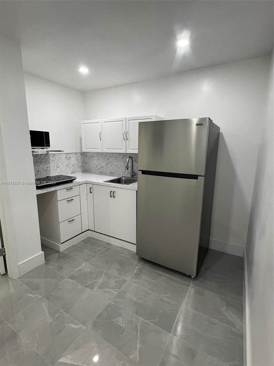 545 20th St - Photo 1