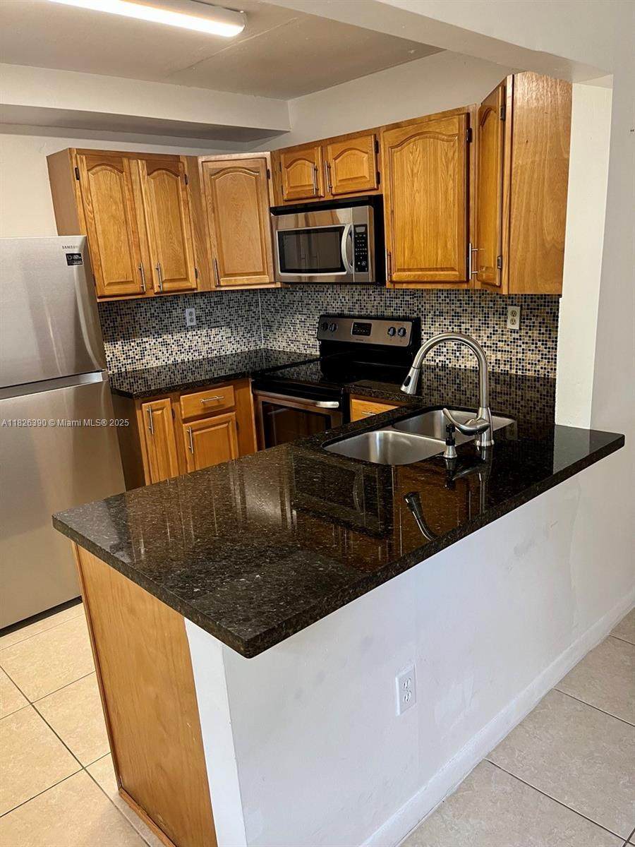 415 Park Dr - Photo 1