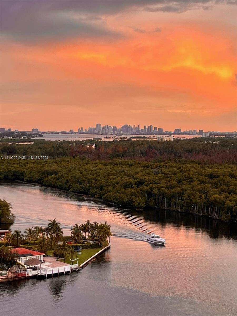 https://bt-photos.global.ssl.fastly.net/miami/1280_boomver_1_A11840200-2.jpg