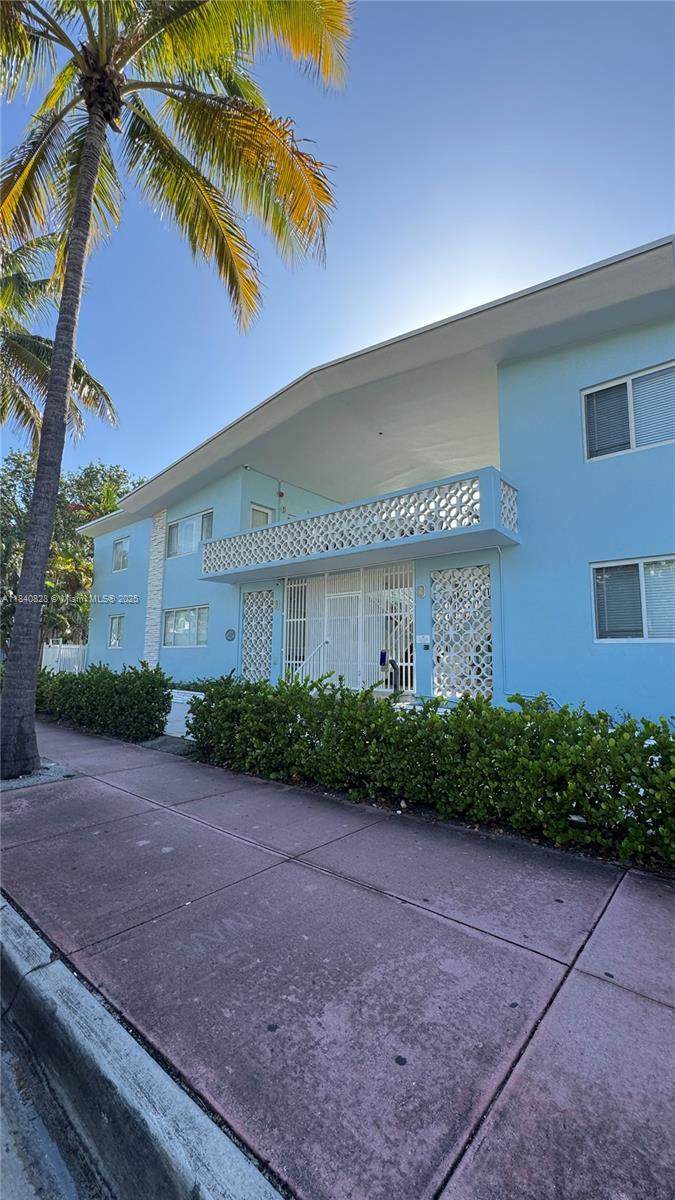 401 Collins Ave - Photo 1