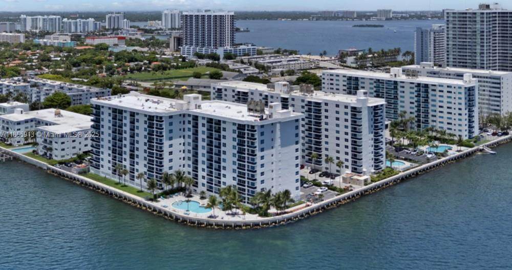 1900 Treasure Dr - Photo 1