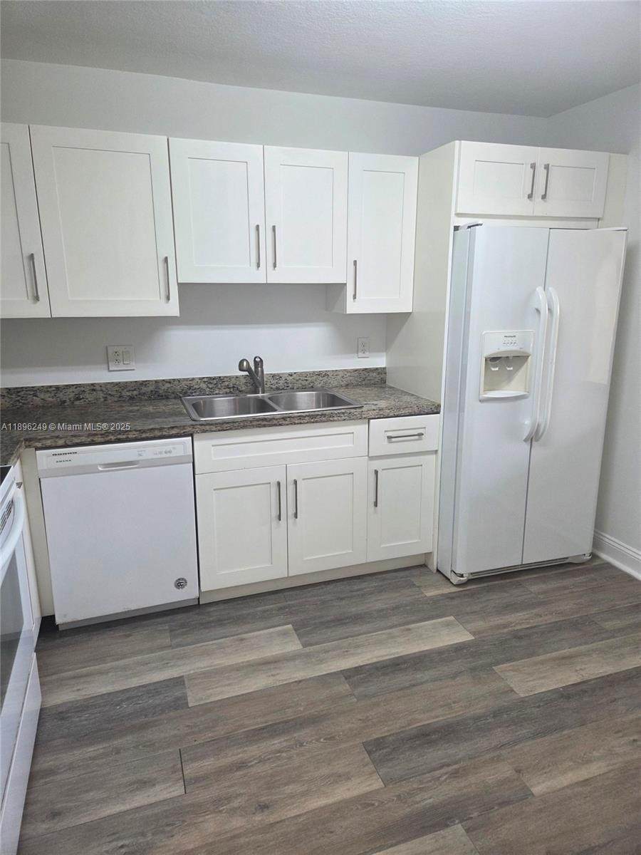 307 Lakeview Dr - Photo 1