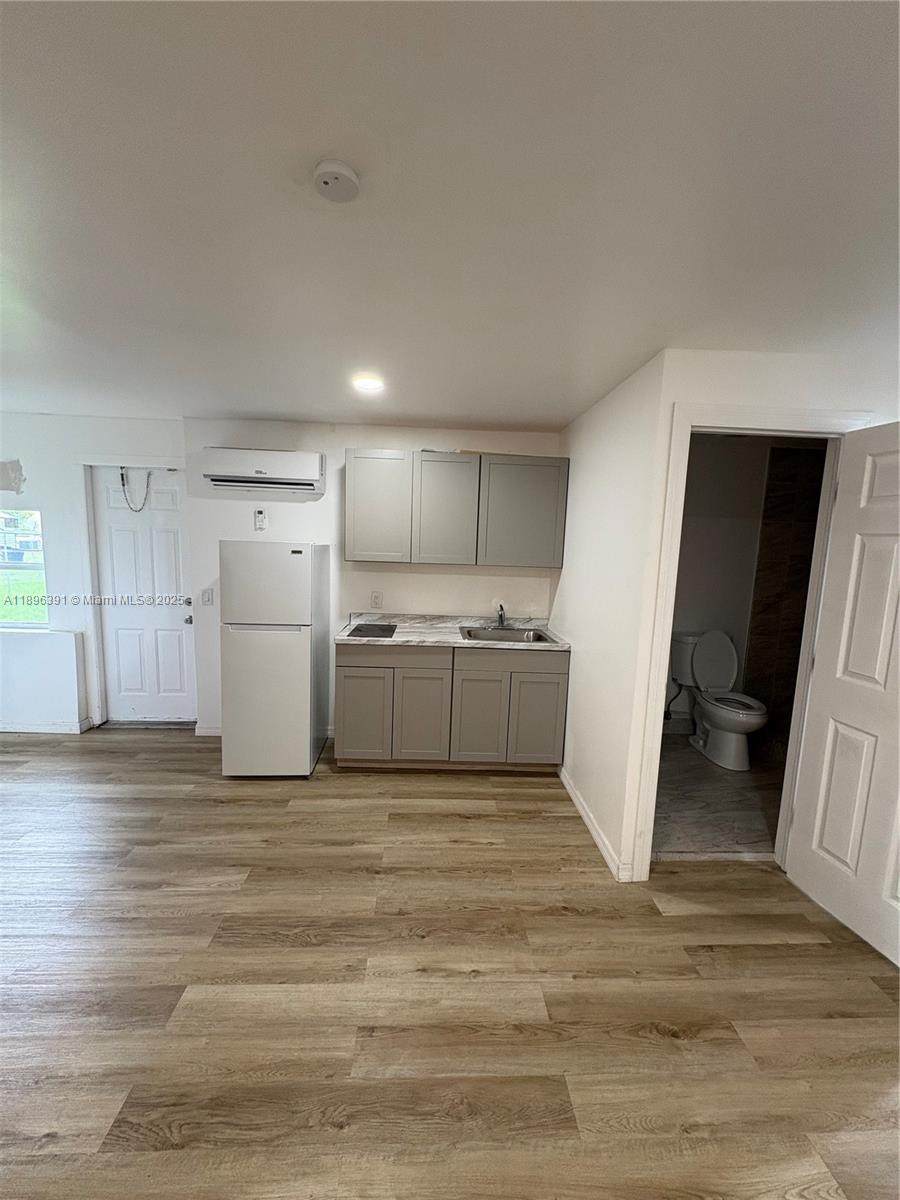 650 28th Ter - Photo 1