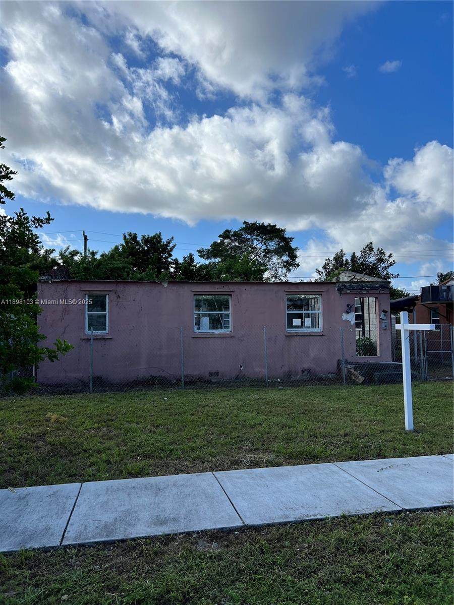 2122 Dewey St - Photo 1