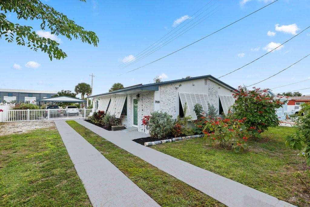 709 7th St - Photo 1